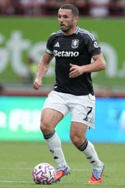 Aston Villa takımından JohnMcGinn Premier Lig maçında Brentford Aston Villa 'ya karşı Gtech Community Stadyumu, Londra, 23 Ağustos 2025