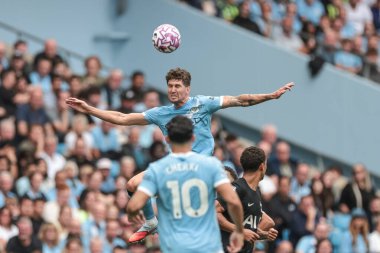 Manchester City 'den John Stones, 23 Ağustos 2025' te Etihad Stadyumu 'nda Manchester City' nin Tottenham Hotspur 'a karşı oynadığı Premier League maçında yüksek topu kazanmak için sıçradı.