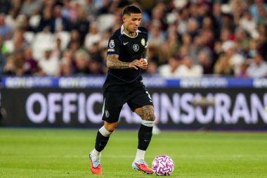 Chelsea 'den Enzo Fernandez Premier Lig maçında topla koşuyor. West Ham United, Chelsea' ye karşı Londra Stadyumu, 22 Ağustos 2025