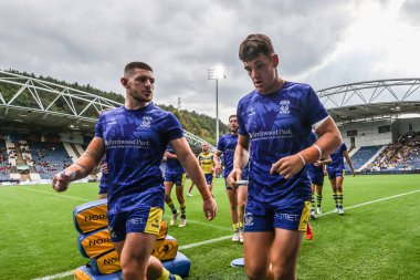 Warrington Wolves 'tan Danny Walker ve Warrington Wolves' tan Josh Thewlis, 24 Ağustos 'ta İngiltere' nin Huddersfield stadyumunda oynanan ve Huddersfield Giants 'ın Warrington Wolves' a karşı oynadığı 23. 