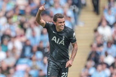 Tottenham Hotspur 'dan Brennan Johnson, 23 Ağustos 2025 tarihinde Etihad Stadyumu' nda oynanan Premier League maçında Manchester City Tottenham Hotspur 'a karşı 0-1' lik galibiyetini kutluyor.