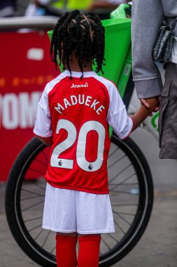 Taraftarlar, 23 Ağustos 2025 'te Birleşik Krallık' taki Emirates Stadyumu 'nda oynanan Premier League karşılaşması öncesinde Emirates Stadyumu' na geldiler.