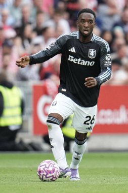 Aston Villa takımından Lamare Bogarde Premier Lig maçında Brentford, Aston Villa 'ya karşı Gtech Community Stadyumu, Londra, 23 Ağustos 2025