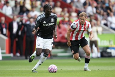 Aston Villa takımından Amadou Onana Premier League maçında Brentford, Aston Villa 'ya karşı Gtech Community Stadyumu, Londra, 23 Ağustos 2025