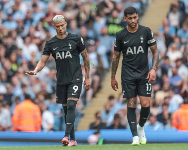 Tottenham Hotspur 'dan Richarlison, 23 Ağustos 2025 tarihinde Etihad Stadyumu' nda Manchester City ile Tottenham Hotspur arasında oynanan Premier League maçında ofsayt VAR geri dönüşünü küçümsüyor.