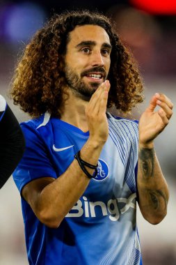 Chelsea 'li Marc Cucurella, 22 Ağustos 2025' te Londra 'daki Londra Stadyumu' nda oynanan Premier League maçında West Ham United 'ın Chelsea' ye karşı kazandığı galibiyet sonrasında taraftarlarını kabul ediyor.