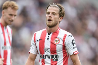 Brentford 'dan Mathias Jensen Premier Lig maçı sırasında Brentford, Aston Villa' ya karşı Gtech Community Stadyumu, Londra, 23 Ağustos 202