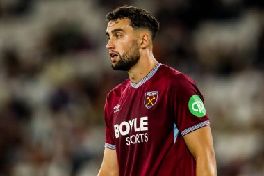 West Ham United takımından Maximilian Kilman 22 Ağustos 2025 'te Londra' daki Londra Stadyumu 'nda oynanan Premier League maçında maçı izliyor.