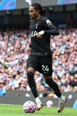 Tottenham Hotspur 'dan Djed Spence Premier Lig karşılaşmasında topla birlikte Manchester City Tottenham Hotspur' a karşı Etihad Stadyumu, Manchester, İngiltere, 23 Ağustos 2025