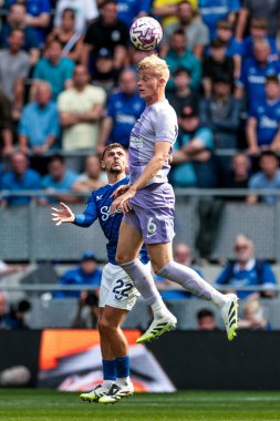 Brighton & Hove Albion takımından Brajan Gruda, İngiltere 'nin Liverpool kenti Hill Dickinson Stadyumu' nda oynanan Premier League karşılaşmasında topu Everton ve Hove Albion 'a karşı kullanıyor.