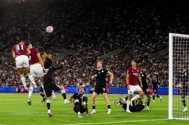 West Ham United takımından Ayef Aguerd 22 Ağustos 2025 'te Londra' daki Londra Stadyumu 'nda oynanan Premier League maçında Chelsea' ye karşı West Ham United maçında topu önde götürüyor.