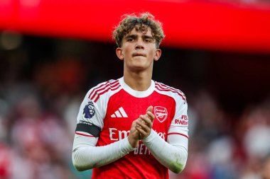 Arsenal 'den Max Robert Dowman, 23 Ağustos 2025' te İngiltere 'nin başkenti Londra' daki Emirates Stadyumu 'nda oynanan Premier League maçı sonrasında takımların kazandığı galibiyet sonrasında taraftarlarını kabul ediyor.