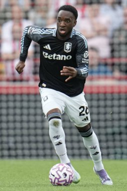 Aston Villa takımından Lamare Bogarde Premier Lig maçında Brentford, Aston Villa 'ya karşı Gtech Community Stadyumu, Londra, 23 Ağustos 2025