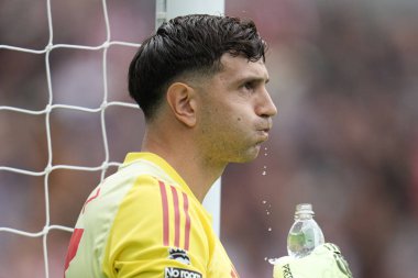 Aston Villa 'dan Emiliano Martnez Premier Lig karşılaşmasında Brentford, Aston Villa' ya karşı Gtech Community Stadyumu, Londra, 23 Ağustos 2025