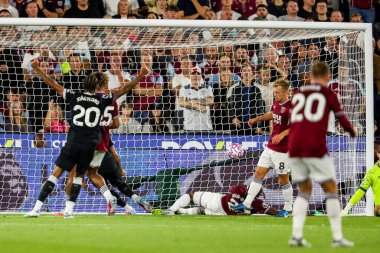 Chelsea 'den Enzo Fernandez (blok) Premier Lig maçında West Ham United ile Chelsea maçında 22 Ağustos 2025' te Londra 'daki Londra Stadyumu' nda 1-3 berabere kaldı.