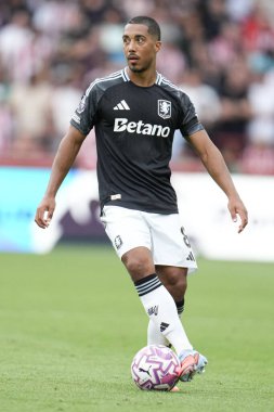 Aston Villa takımından Youri TiEleans Premier League maçında Brentford, Aston Villa 'ya karşı Gtech Community Stadyumu, Londra, 23 Ağustos 2025