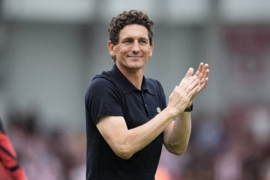 Brentford Premier Lig maçında Keith Andrews teknik direktörü Brentford, Aston Villa 'ya karşı The Gtech Community Stadyumu, Londra, 23 Ağustos 2025