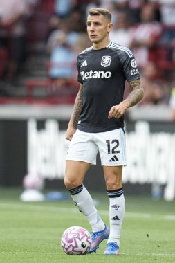Aston Villa takımından Lucas Digne Premier Lig maçında Brentford Aston Villa 'ya karşı Gtech Community Stadyumu, Londra, 23 Ağustos 2025
