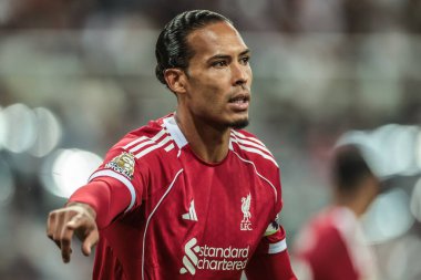Liverpool 'dan Virgil van Dijk, Premier League maçı sırasında takımına talimat verir. Newcastle United, St.James' s Park, Newcastle 'da Liverpool' a karşı, 25 Ağustos 2025