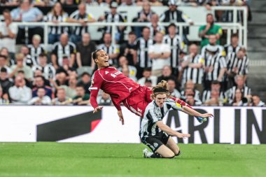 Newcastle United takımından Anthony Gordon, Liverpool 'lu Virgil van Dijk' e faul yaptı ve Premier League 'de oynanan Newcastle United ile Newcastle Park, Newcastle, İngiltere' deki Liverpool maçında kırmızı kart aldı.