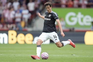 Aston Villa takımından Pau Torres Premier Lig maçında Brentford - Aston Villa maçında Gtech Community Stadyumu, Londra, 23 Ağustos 2025