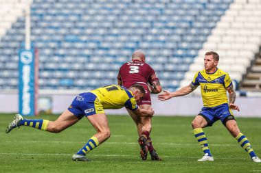 Huddersfield Giants 'tan Jake Bibby, Warrington Wolves' tan Ben Currie ve Warrington Wolves 'tan Marc Sneyd tarafından oynanan Betfred Süper Lig 23. Raundunda Huddersfield Giants' ın Warrington Wolves 'a karşı Accu Stadyumu, Huddersfield, İngiltere,