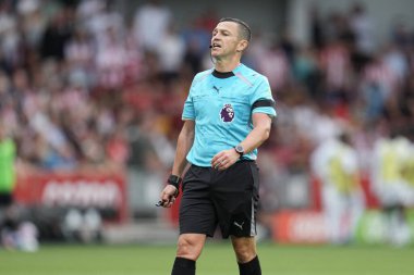 Premier Lig maçında hakem Tony Harrington Brentford 'a karşı Aston Villa, The Gtech Community Stadyumu, Londra, 23 Ağustos 2025
