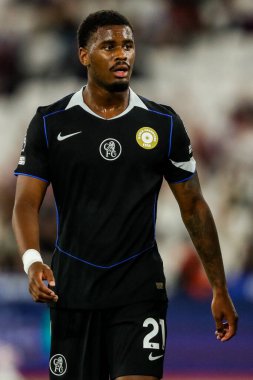 Chelsea 'den Jorrel Hato, 22 Ağustos 2025' te Londra Stadyumu 'nda oynanan Premier Lig karşılaşmasında West Ham United ile Chelsea maçına bakıyor.