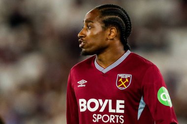 West Ham United takımından Kyle Walker-Peters 22 Ağustos 2025 'te Londra' da oynanan Premier League maçında Chelsea 'ye karşı West Ham United maçını izliyor.