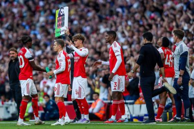 Arsenal 'den Max Robert Dowman, İngiltere' nin başkenti Londra 'daki Emirates Stadyumu' nda oynanan Premier League maçında ilk maçına çıktı.