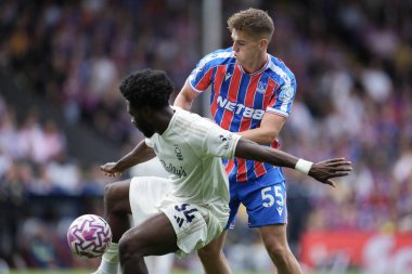 Kristal Saray 'dan Justin Devenny ve Nottingham Ormanı' ndan Ola Aina Premier Lig maçı sırasında Selhurst Park, Londra, 24 Ağustos 2025 'te Nottingham Ormanı' na karşı Crystal Palace maçında savaştılar.