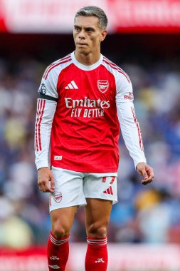 Arsenal 'den Leandro Trossard, 23 Ağustos 2025' te İngiltere 'nin Emirates Stadyumu' nda oynanan Premier League maçında Leeds United 'a karşı Arsenal maçını izliyor.