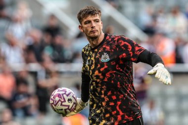 Newcastle 'dan Nick Pope maç öncesi ısınma oturumunda St.James' s Park, Newcastle 'da oynanan Newcastle United - Liverpool maçı sırasında, 25 Ağustos 2025