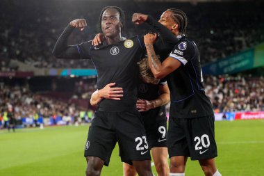 Chelsea 'li Trevoh Chalobah, Premier League maçında West Ham United' ın Chelsea 'ye karşı 22 Ağustos 2025' te Londra 'daki Londra Stadyumu' nda oynadığı maçta takım arkadaşlarıyla yaptığı maçı 1-5 kazanarak kutluyor.