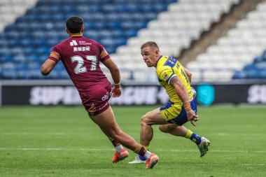Warrington Wolves takımından George Williams, 24 Ağustos 2025 'te İngiltere' nin Huddersfield Stadyumu 'nda oynanan 23. Betfred Süper Lig karşılaşmasında topu bırakıyor.