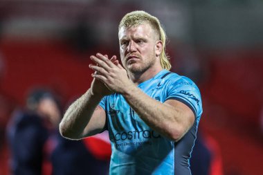 Hull FC 'den Brad Fash, Betfred Süper Lig 23. Maç' te oynanan maçtan sonra St Helens-Hull FC maçında taraftarları alkışlıyor.