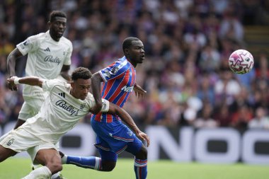 Kristal Saray 'dan Tyrick Mitchell ve Nottingham Ormanı' ndan Dan Ndoye Premier Lig maçı sırasında Nottingham Ormanı 'na karşı Selhurst Park, Londra, 24 Ağustos 2025