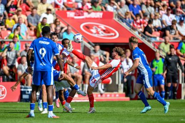 23 Ağustos 2025 'te İngiltere' nin Highbury Stadyumu 'nda oynanan Fleetwood Town - Oldham Atletizm karşılaşmasında Sky Bet 2' ye meydan okuyor.