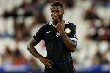 Chelsea 'den Moises Caicedo, 22 Ağustos 2025' te Londra 'daki Londra Stadyumu' nda oynanan Premier League maçında West Ham United ve Chelsea maçına bakıyor.