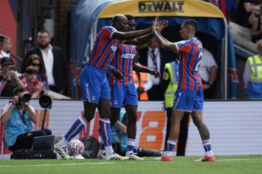 Kristal Saray, Kristal Saray 'dan Ismala Sarr' ı Premier Lig maçı sırasında Selhurst Park, Londra 'da oynanan Nottingham Ormanı maçında kutladı. 24 Ağustos 2025