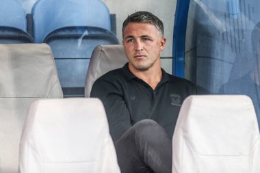 Sam Burgess Warrington Wolves 'un baş antrenörü 24 Ağustos 2025' te Accu, Huddersfield, Birleşik Krallık 'ta oynanan Betfred Süper Lig 23. Raundda Huddersfield Giants - Warrington Wolves maçında takımlar ısınmaya başlarken görülüyor.