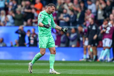 Burnley 'den Martin Dubravka, Burnley' li Jaidon Anthony 'nin 23 Ağustos 2025' te oynanan Premier Lig maçında Burnley-Sunderland maçını 2-0 kazanmasını kutluyor.