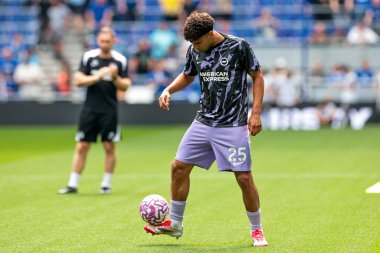 Brighton & Hove Albion takımından Diego Gomez, İngiltere 'nin Liverpool şehrinde 24 Ağustos 2025 tarihinde oynanan Premier Lig karşılaşması öncesinde Everton, Brighton ve Hove Albion' a karşı ısındı.