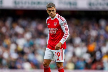 Arsenal 'den Leandro Trossard, 23 Ağustos 2025' te İngiltere 'nin Emirates Stadyumu' nda oynanan Premier League maçında Leeds United 'a karşı Arsenal maçını izliyor.