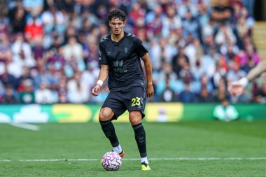 Sunderland 'dan Jenson Seelt Premier Lig maçında topu ayaklarının dibine aldı Burnley - Sunderland - Turf Moor, Burnley, Birleşik Krallık, 23 Ağustos 2025