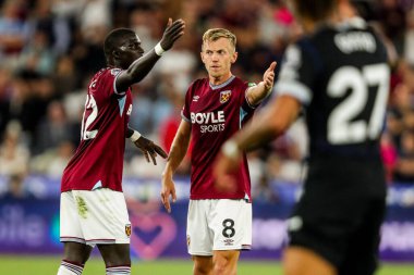 West Ham United takımından James Ward-Prowse 22 Ağustos 2025 'te Londra' daki Londra Stadyumu 'nda oynanan Premier League maçında tepki gösterdi.