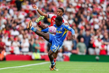 Arsenal 'den Jurrien Timber, Leeds United takımından Wilfried Gnonto ile 23 Ağustos 2025' te Emirates Stadyumu 'nda oynanan Arsenal - Leeds United maçında top için mücadele etti.