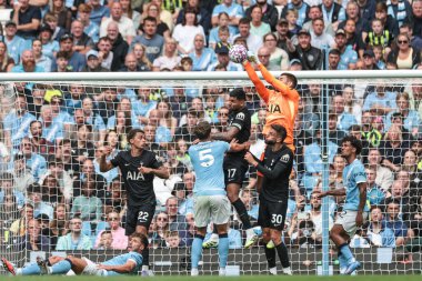 Tottenham Hotspur 'dan Guglielmo Vicario, Premier Lig maçında Manchester City ile Tottenham Hotspur maçında 23 Ağustos 2025' te Etihad Stadyumu 'nda topa vuruyor.