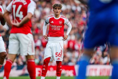 Arsenal 'den Max Robert Dowman, 23 Ağustos 2025' te Birleşik Krallık 'taki Emirates Stadyumu' nda oynanan Premier Lig karşılaşmasında Arsenal 'e karşı Leeds United' ı izliyor.