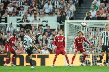 Newcastle United takımından Kieran Trippier, Premier League maçında serbest vuruşla gol attı. Newcastle United, Liverpool 'a karşı St. James' s Park, Newcastle, İngiltere, 25 Ağustos 2025